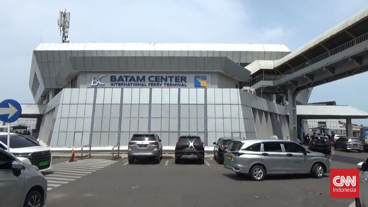 Batam Immigration Officer Dismissed After Extorting Foreign Tourists