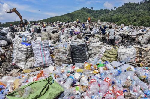 Paid Rp62,000, Yet Traders' Waste at Kramat Jati Main Market Piles Up to 6 Metres