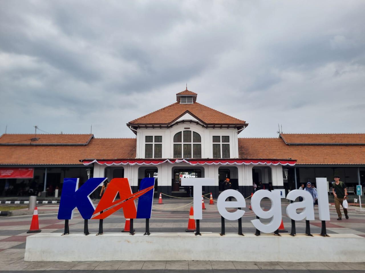 Last Day of Eid Holiday, High Return Passenger Flow for Trains at Tegal Station