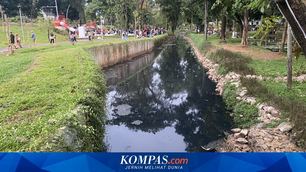 New Heritage Flag Park Opens, but Artificial Lake is Smelly and Black