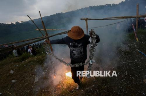 The Tradition of Adu Kuluwung: How Residents of Sukamakmur, Bogor, Preserve Togetherness
