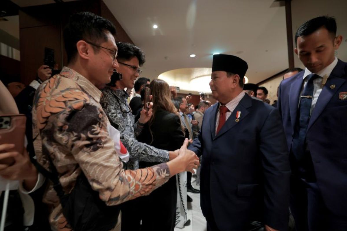 Upon Arrival in Japan, President Takes Time to Meet and Selfie with Diaspora