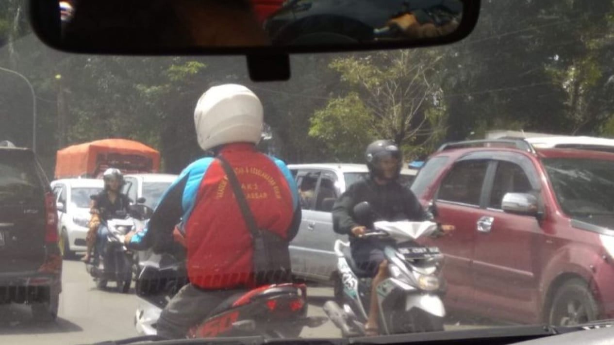 Landslide Blocks Maros-Bone Route, Vehicle Queue Stretches Up to 2 Kilometres