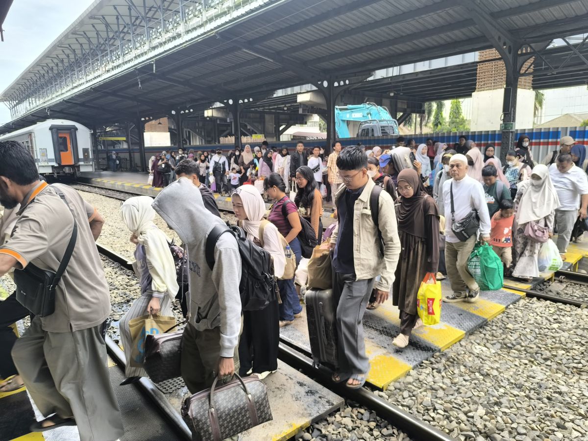 Last Day of School Holidays Sees Train Stations Crowded with Passengers