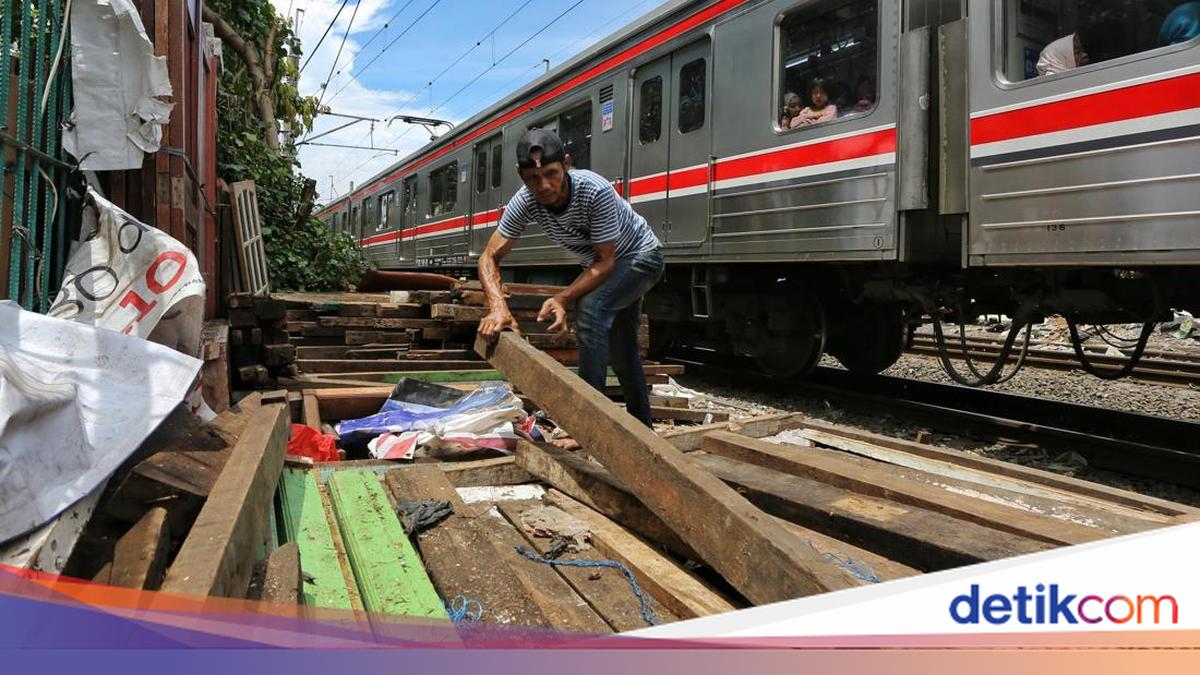Flats Prepared for Temporary Relocation of Senen Railway Trackside Residents