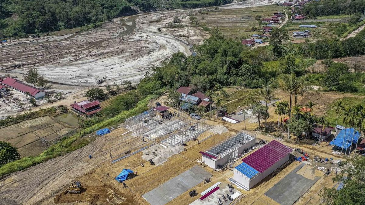 East Aceh Regent Strongly Criticises Vendor Over Delayed Temporary Housing