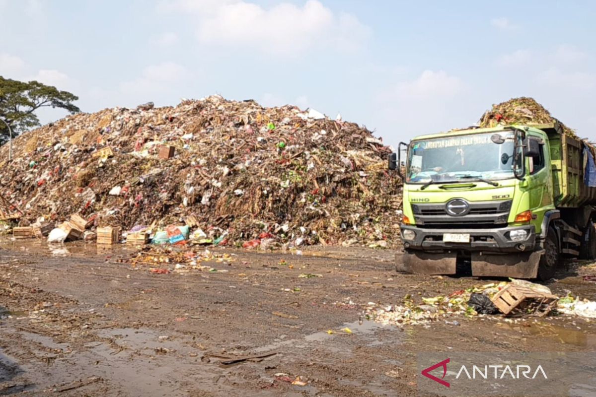 Traders Complain of Mounting Rubbish Piles at Kramat Jati Main Market