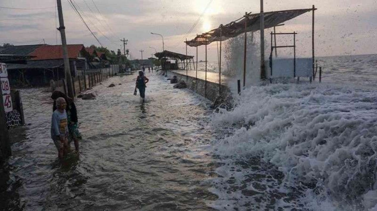 At Risk of Sinking, Minister of Public Works Proposes Including Pekalongan in Priority for Giant Sea Wall Construction