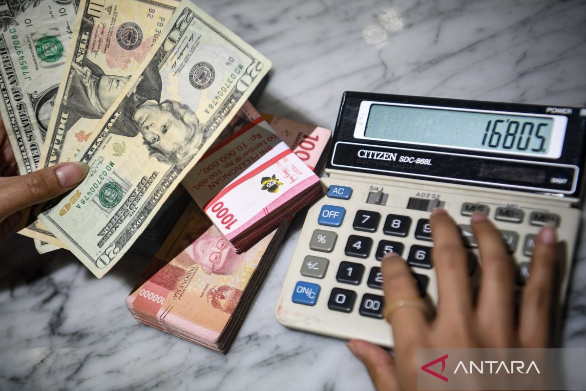 Rupiah Weakens as Global Oil Prices Continue to Rise
