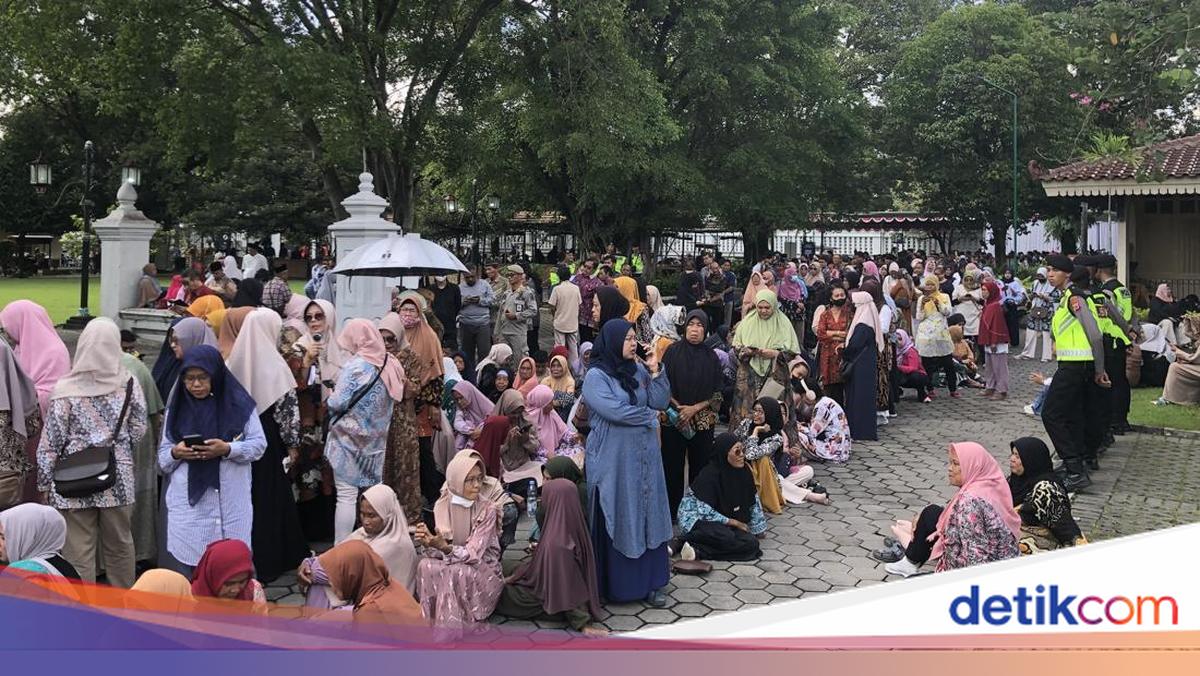 Yogyakarta Residents Enthusiastic About 'Bakdan' to Governor Sultan HB X