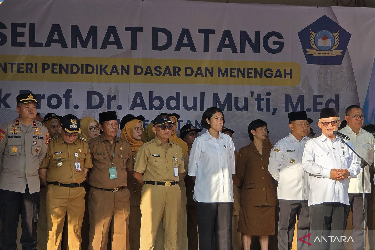 Leading Flag Ceremony in Depok, Education Minister Conveys President's Message