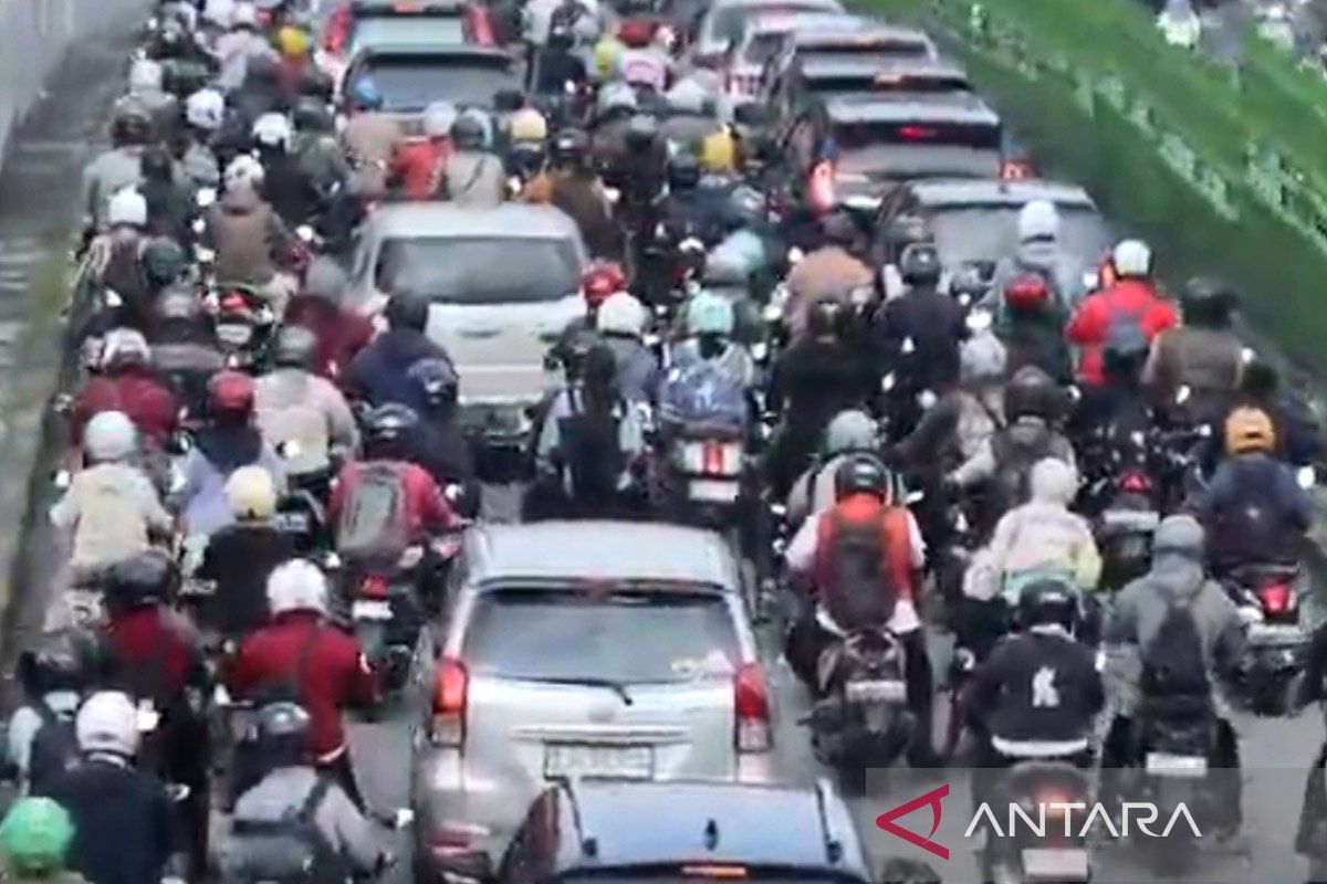 Traffic congestion returns in East Jakarta after Eid holiday