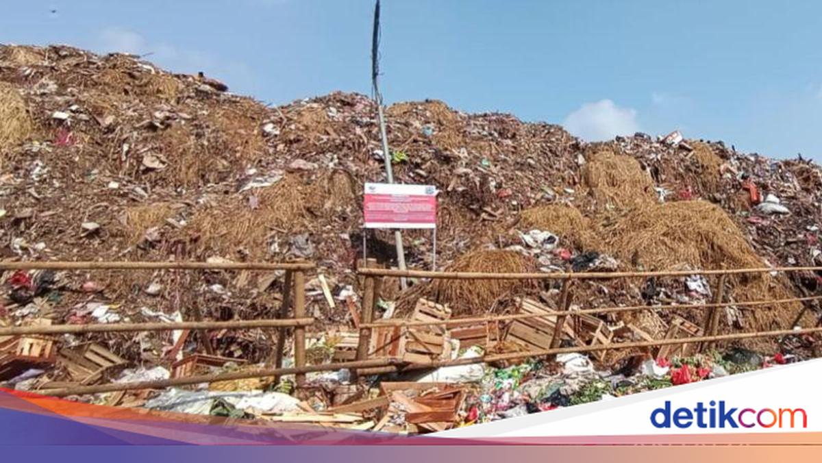 Over Three Days, 20 Trucks Deployed to Haul Piling Rubbish at Kramat Jati Market