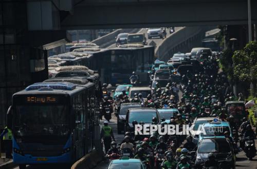 Jakarta Returns to Bustle, Traffic Jams Mar Activities After Eid Holiday