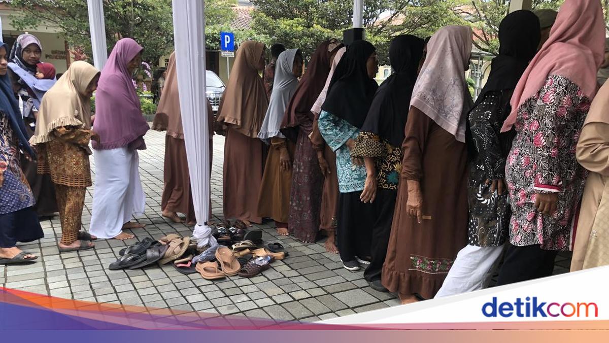 Mothers' Innocent Act of Removing Sandals While Greeting Sultan HB X