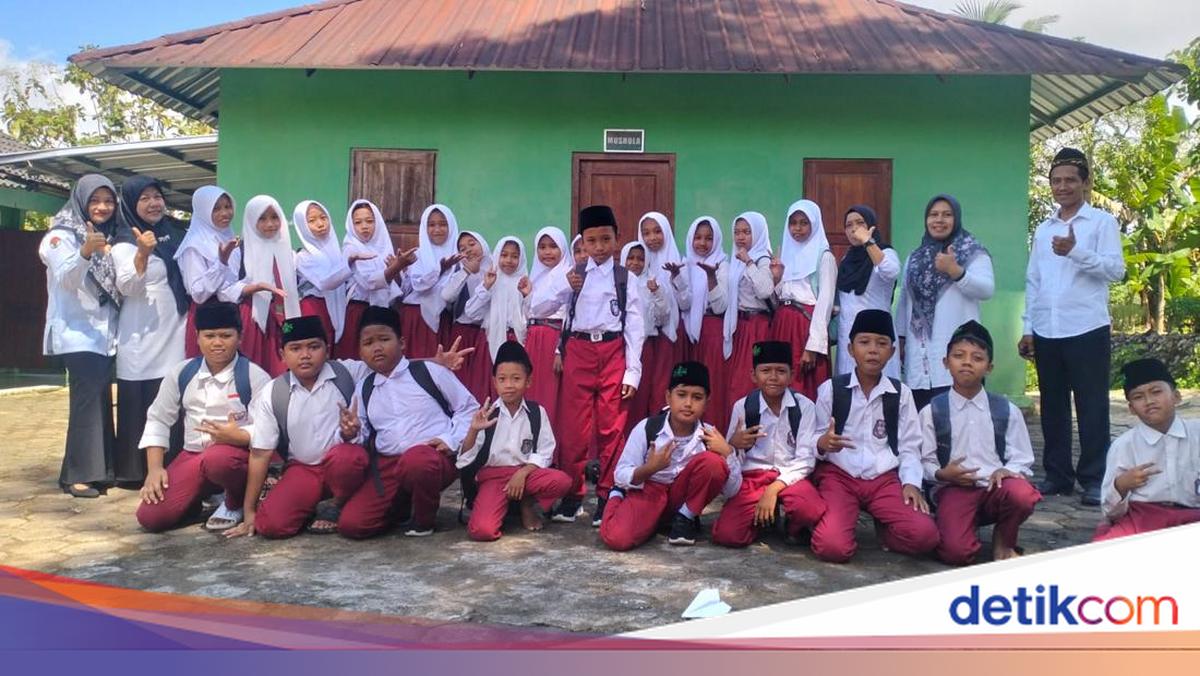 Fendi from Gunungkidul Resumes Schooling After Caring for Ill Mother