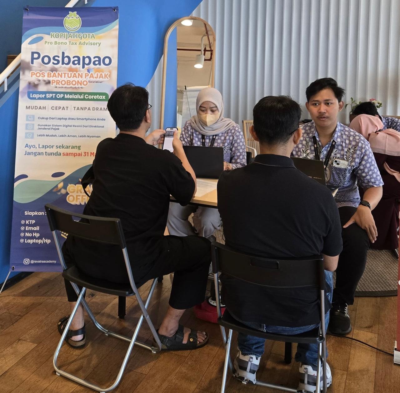 Ahead of 31 March Deadline, Pro Bono Tax Assistance Desk Crowded with Taxpayers Filing Annual Tax Returns