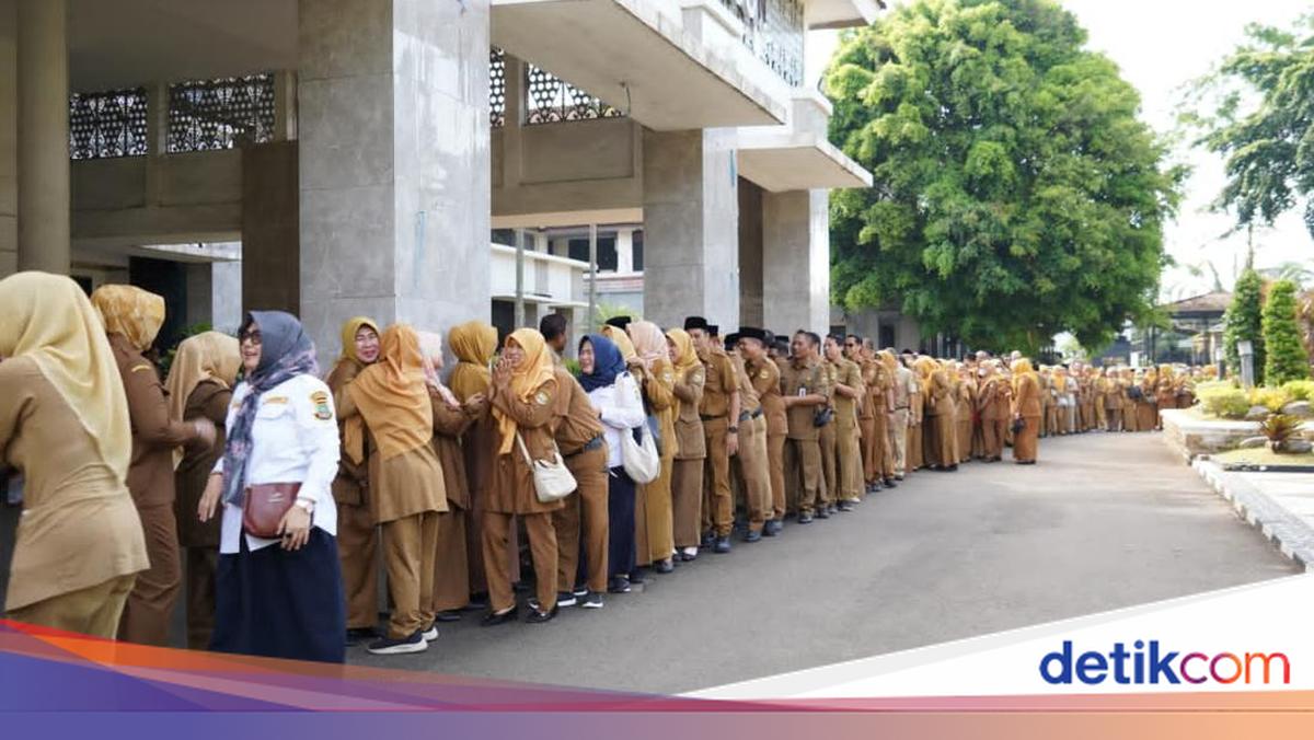 First Day Back at Work After Eid, Cilegon Mayor Emphasises Discipline Among Civil Servants