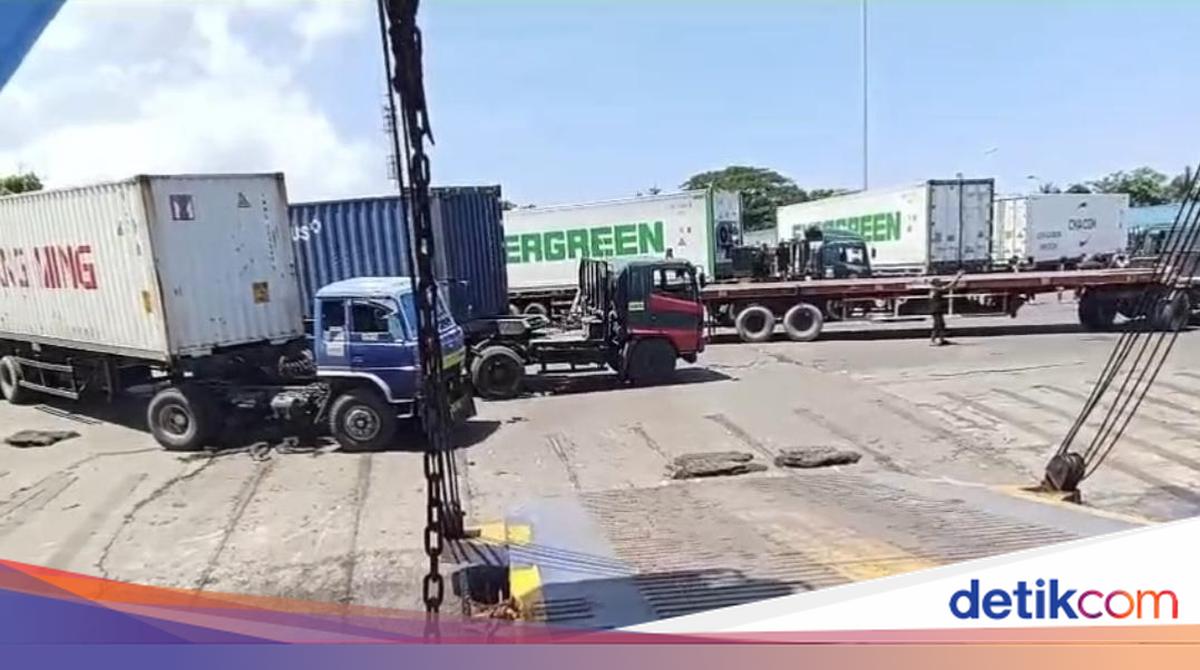 Intense Eid Return Traffic, Truck Drivers Blockade Gilimanuk Port