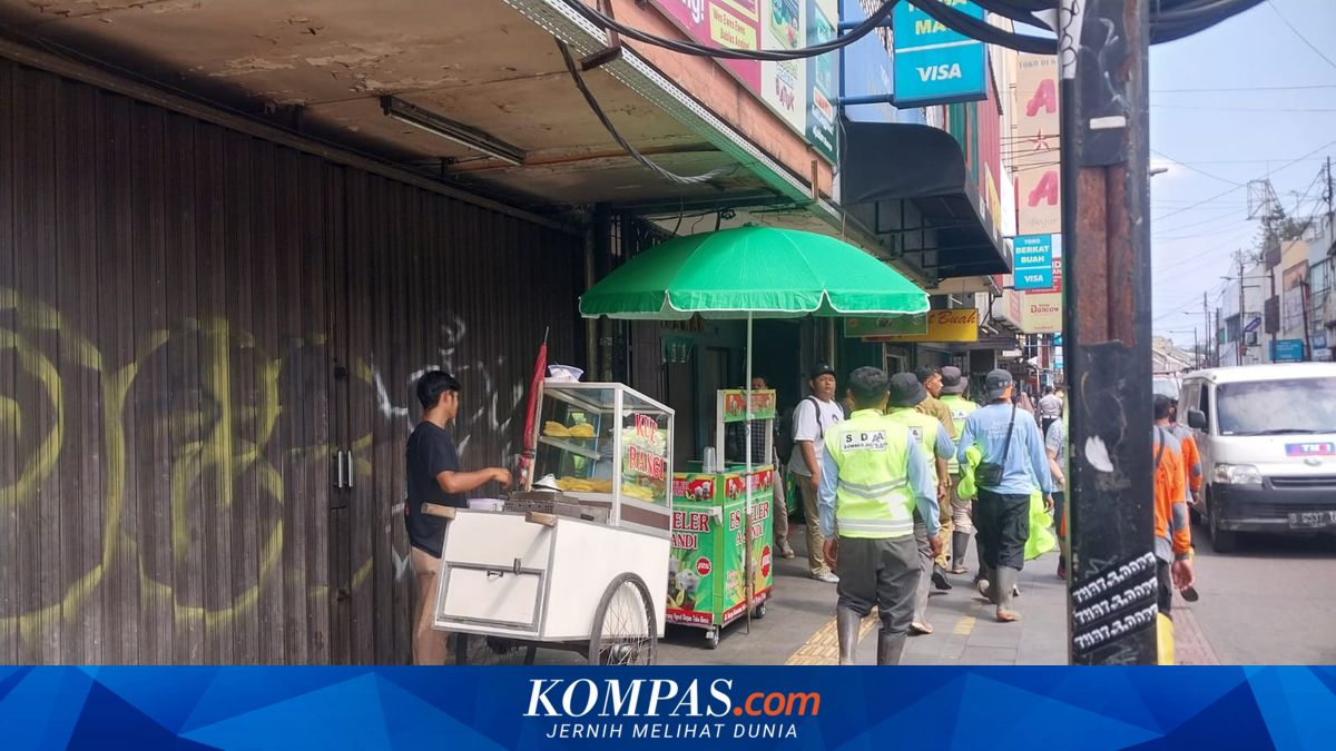 Street Food Vendors Still Dominate Suryakencana Sidewalks, Bogor City Government Plans Relocation