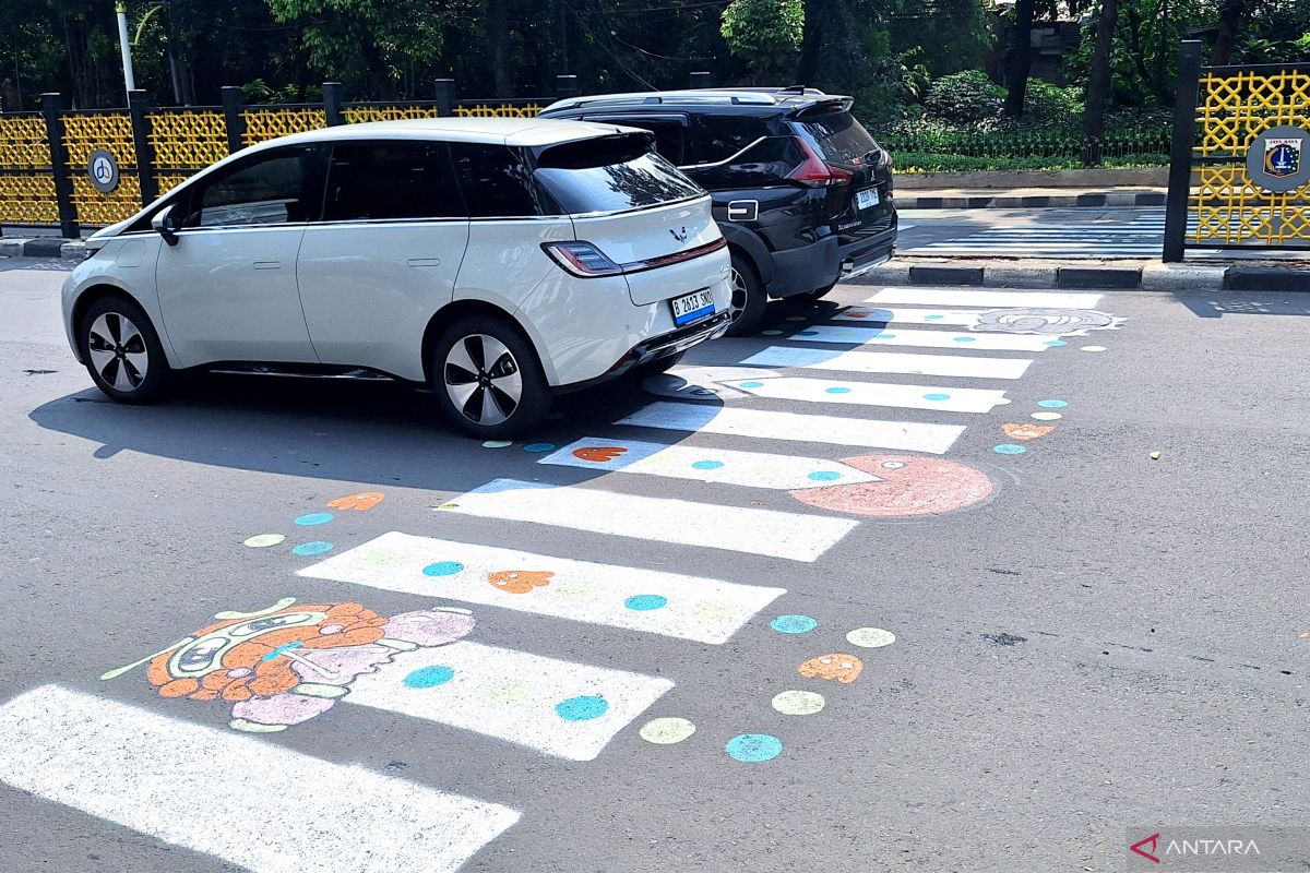 No Response, Residents Redraw "Zebra Crossing" in Tebet