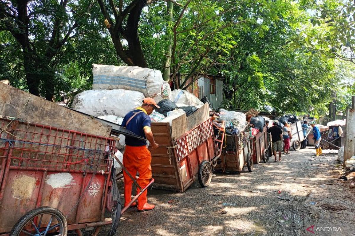 Garbage Trucks Queue at Cipinang TPS Due to Bantargebang Landslide