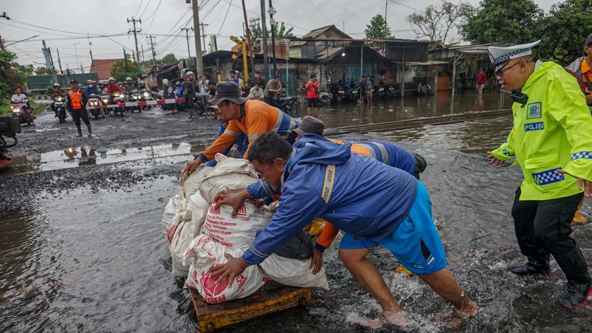 Flooding Due to Embankment Breach in Pekalongan, 254 Residents Displaced