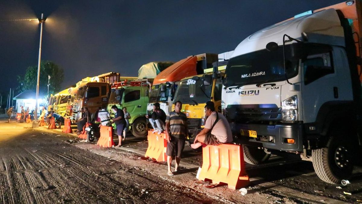 Truck Drivers Blockade Dock at Gilimanuk Port, Protesting TBB Scheme