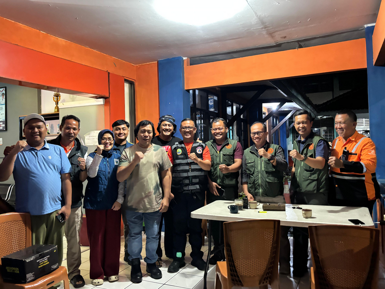 One House Collapses, Komeng Distributes Aid in Tasikmalaya City