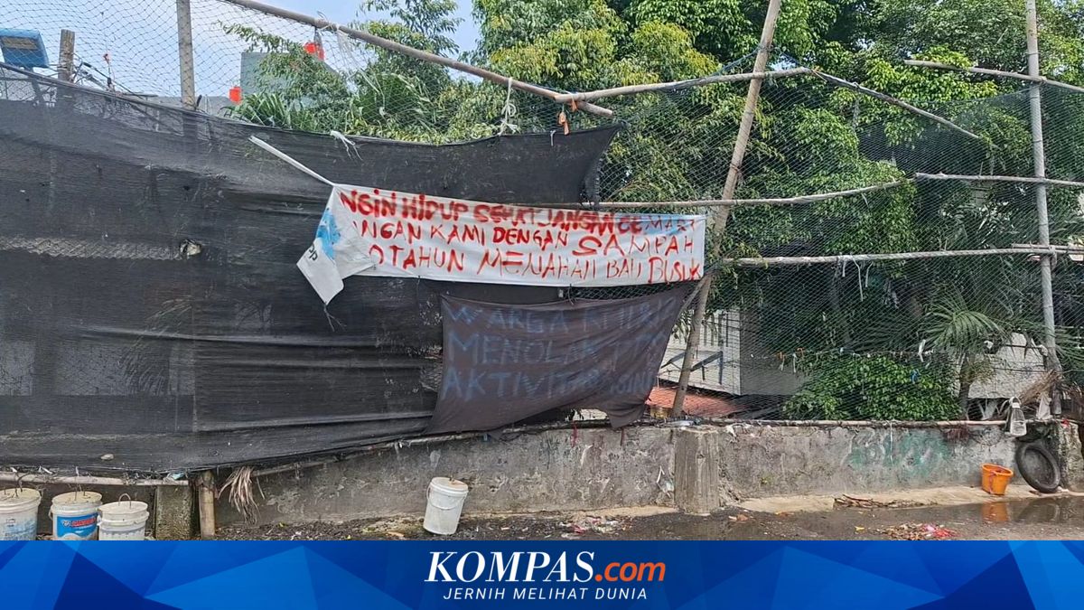Tambora Residents Hang Banner Rejecting Temporary Waste Collection Point on Roadside
