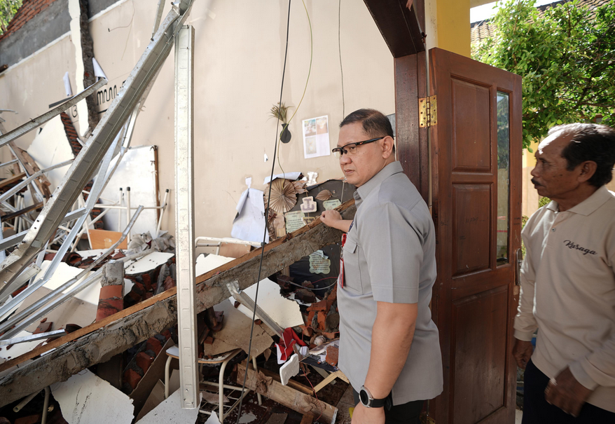 Roof of SMKN 1 Ampelgading in Malang Collapses, Teaching and Learning Activities Continue Normally