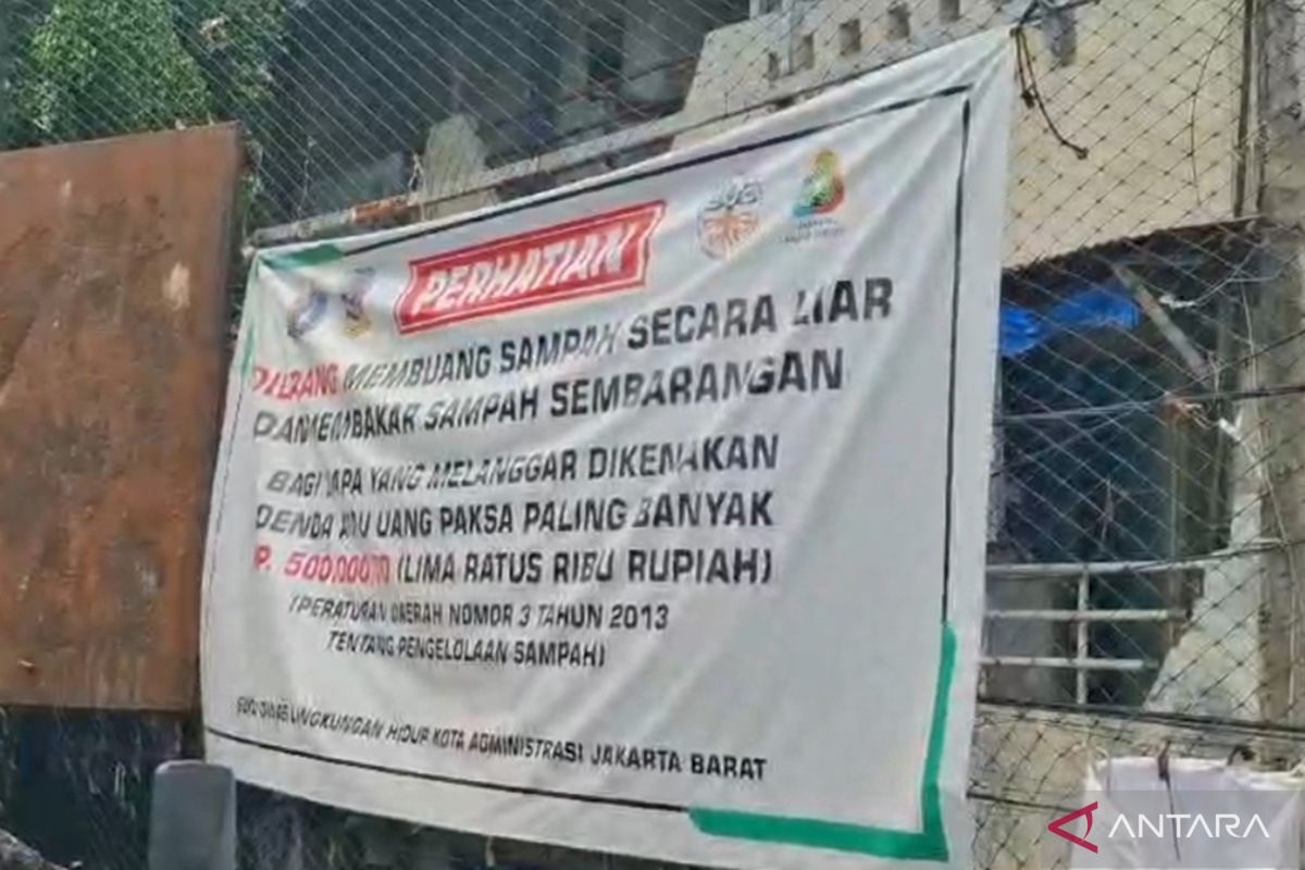 Residents Protest Against Temporary Waste Collection Site on Roadside in Kalianyar, West Jakarta
