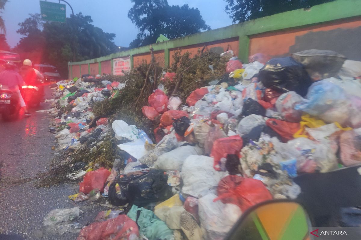 Explanation from West Jakarta Environmental Agency on Rubbish Build-up in Kalianyar
