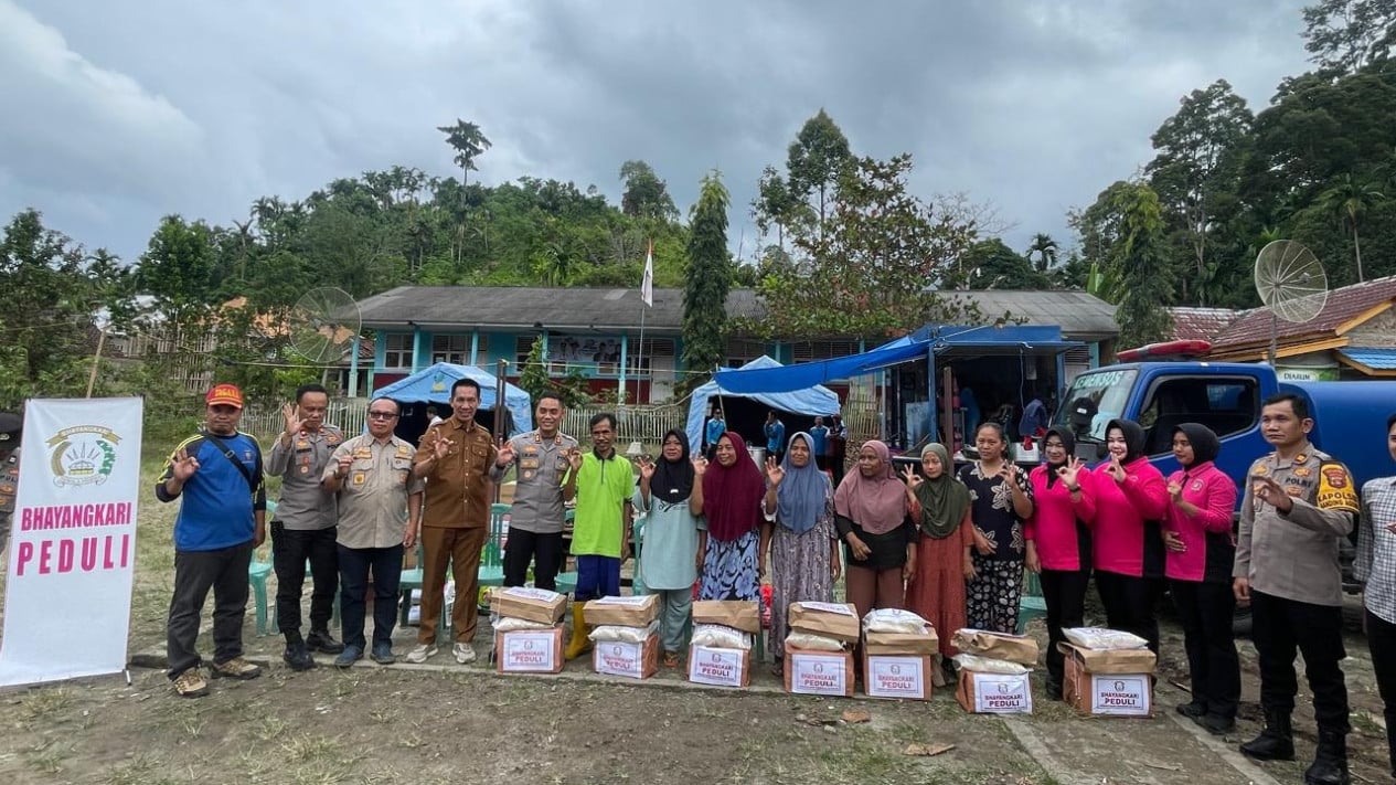 Indonesian National Police Establishes Communal Kitchen and Provides Trauma Healing for Flood-Landslide Disaster Victims in Manduriang