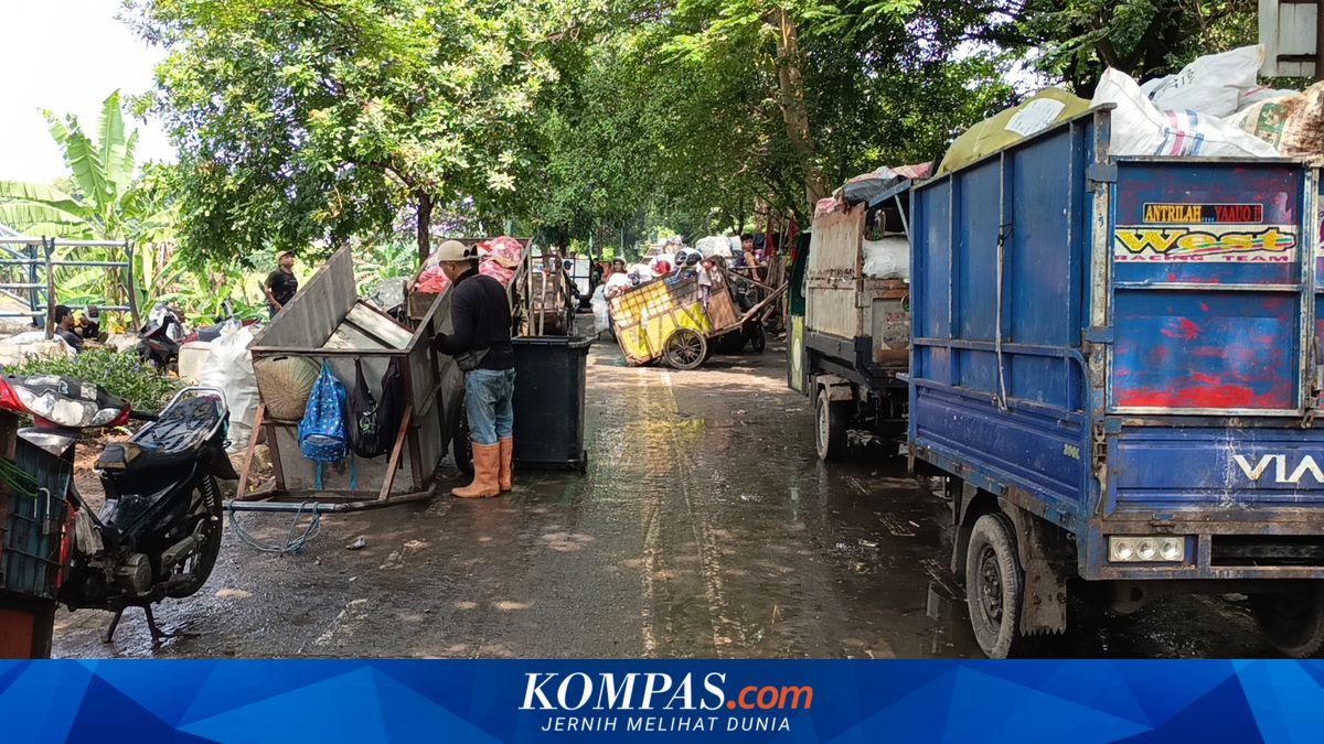 Impact of Bantargebang Landslide: Sanitation Workers Queue from Early Morning to Dispose of Waste in Jatinegara