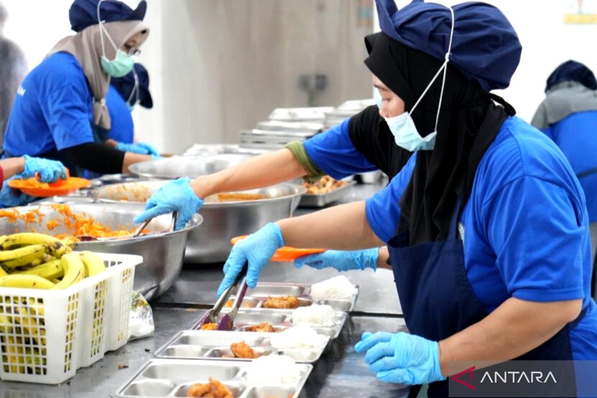 Hoax! SBY and AHY Demand Replacement of Free Nutritious Meals with Free Education up to Undergraduate Level
