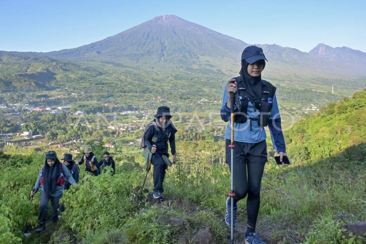 Rinjani Embroiders Tourists' Steps