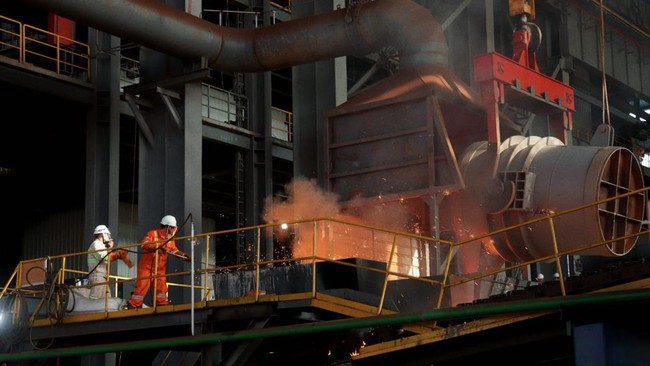 PT BMS Successfully Conducts First Tapping of Second Furnace