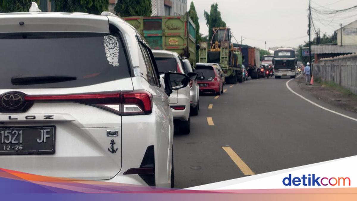 Long Queues of Vehicles at Merak Port Due to Congestion at Bakauheni
