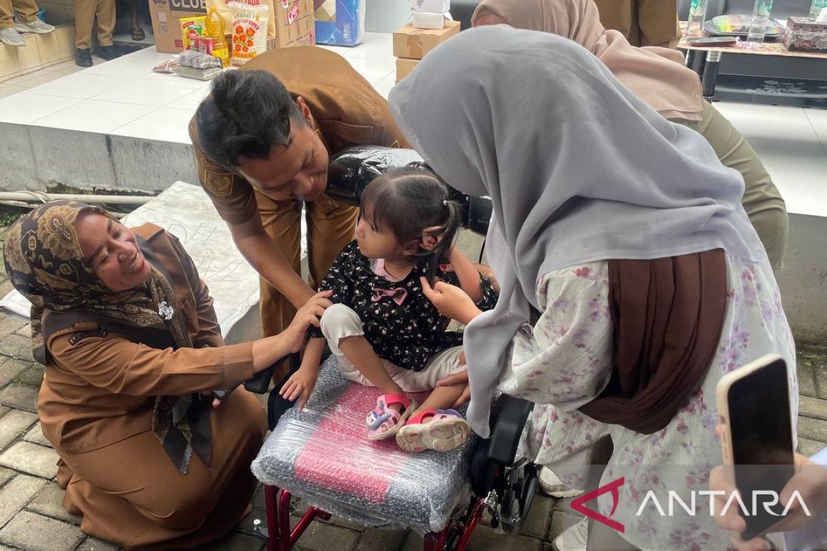 Ministry of Social Affairs Distributes Atensi Assistance to 100 Beneficiary Families in Serang City