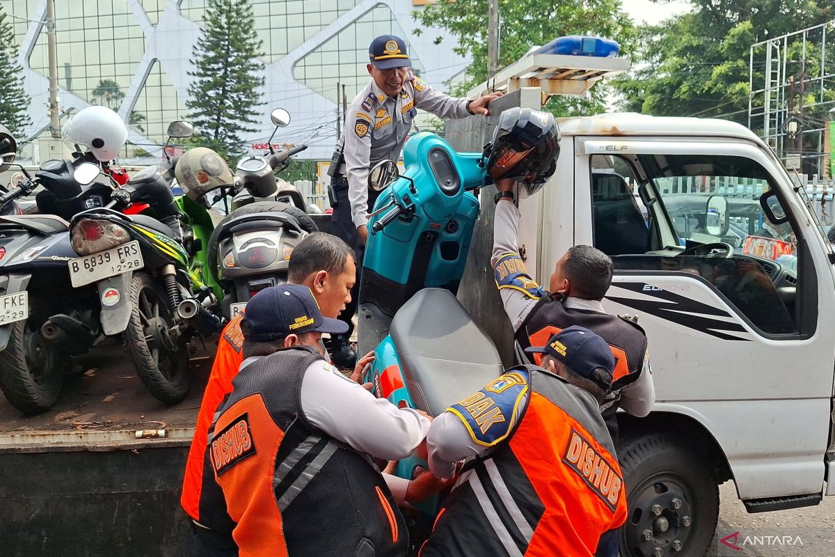 Dozens of vehicles caught in crackdown on illegal parking in front of East Jakarta Police Resort