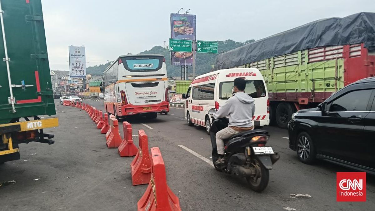 Severe Traffic Jam on Road to Merak Port, Drivers Trapped for Hours
