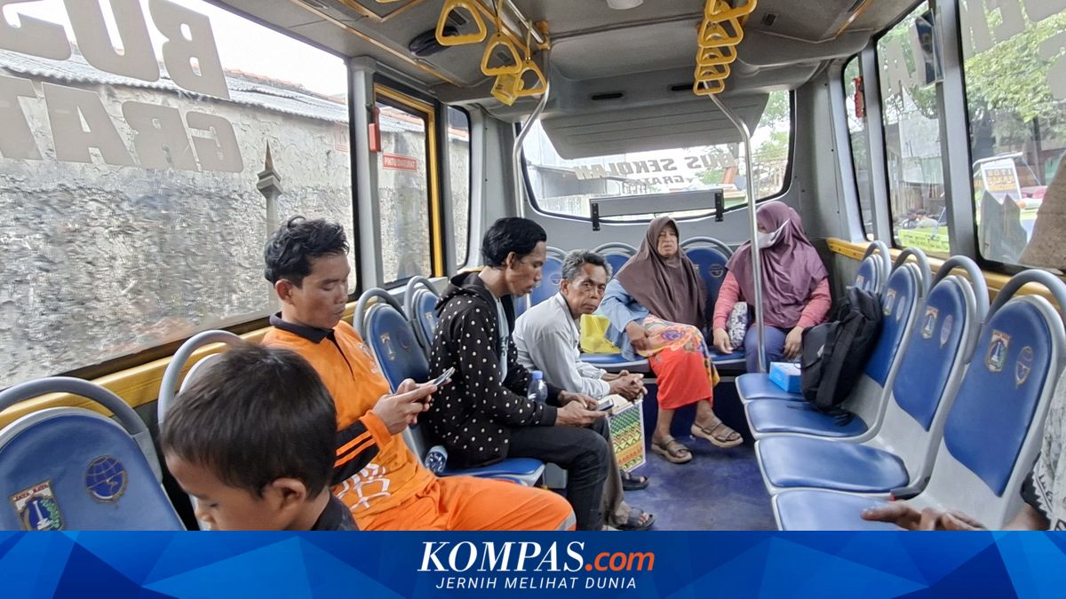 "Not My Right, So I'm Returning It": When Residents Leave Cemetery Land in West Jakarta