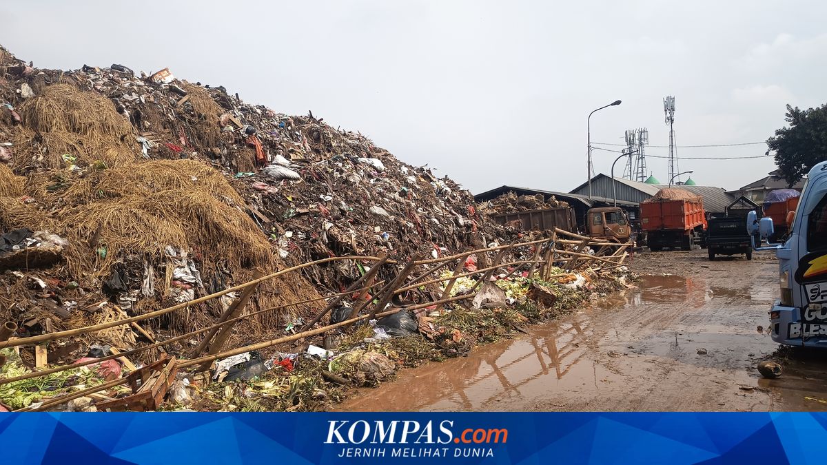 Waste Collection at Kramat Jati Main Market Continues, Piles Still Towering