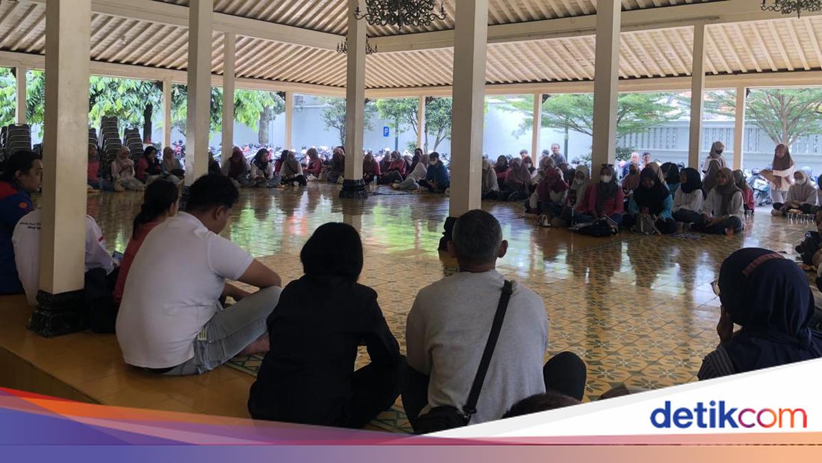 Garment Workers in Kalasan Storm DIY Governor's Office Over Three Months of Unpaid Wages