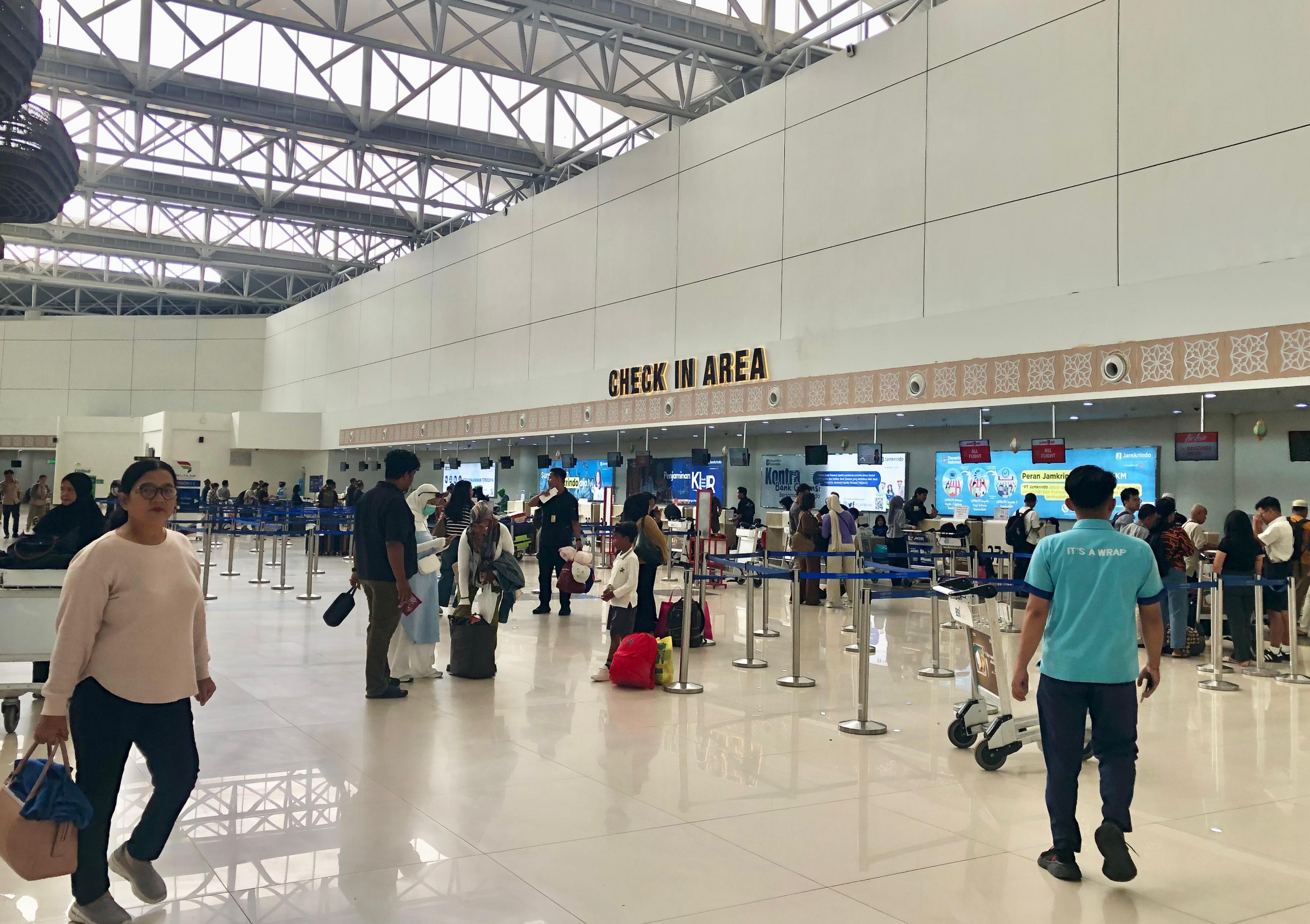 Passenger Traffic During Eid Exodus at Syamsudin Noor Airport Reaches 187,000
