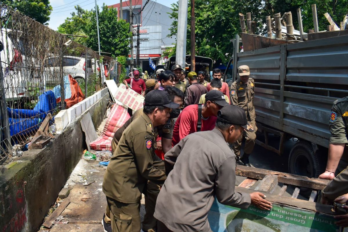 Surabaya City Government Restores Drainage Function in Manukan Area