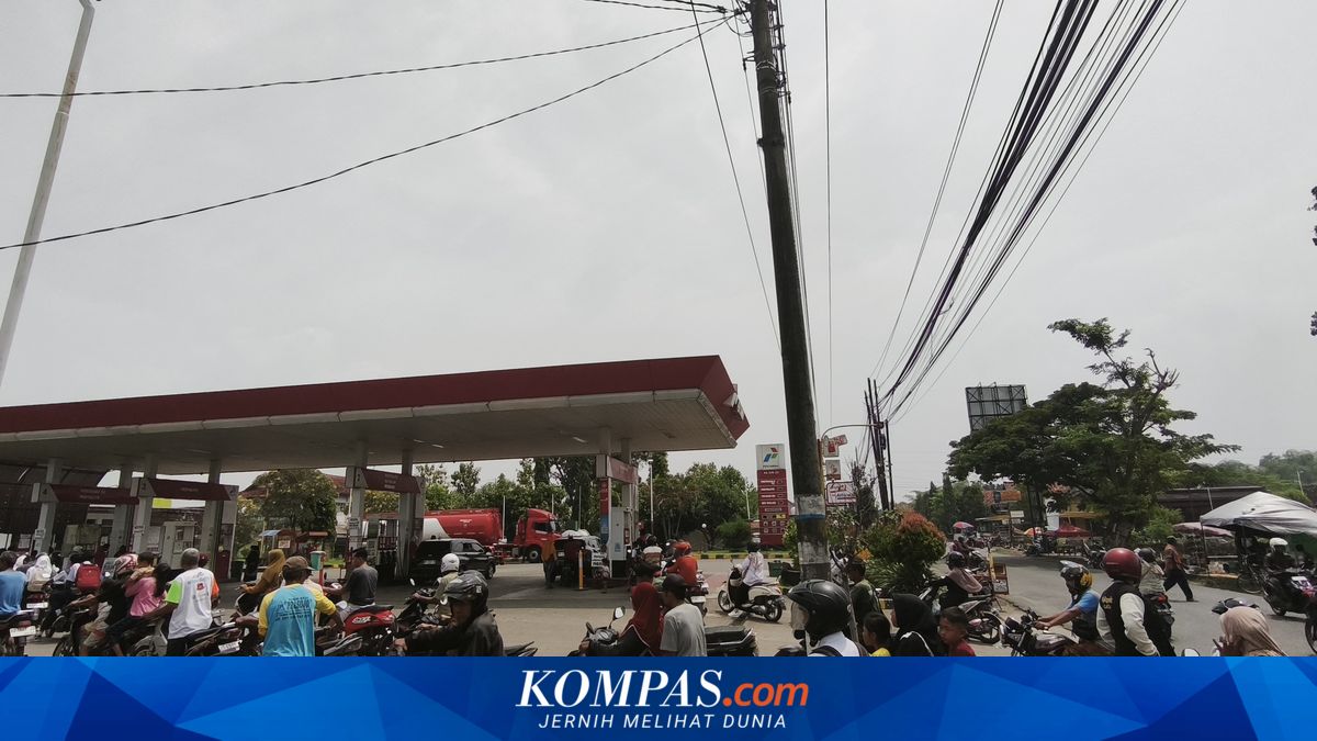 Long Queues at Fuel Stations in Central Java Ahead of Petrol Price Hike