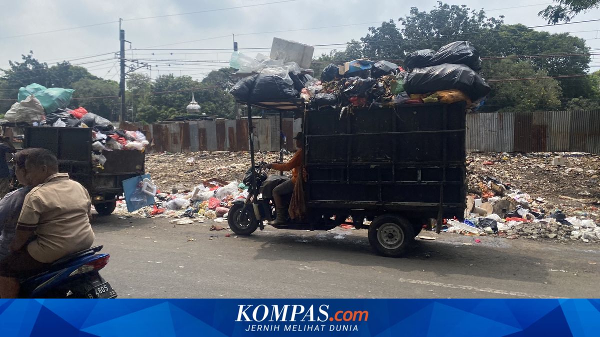 Garbage Carts Queue Again at Rawajati TPS Due to Bantargebang Landslide