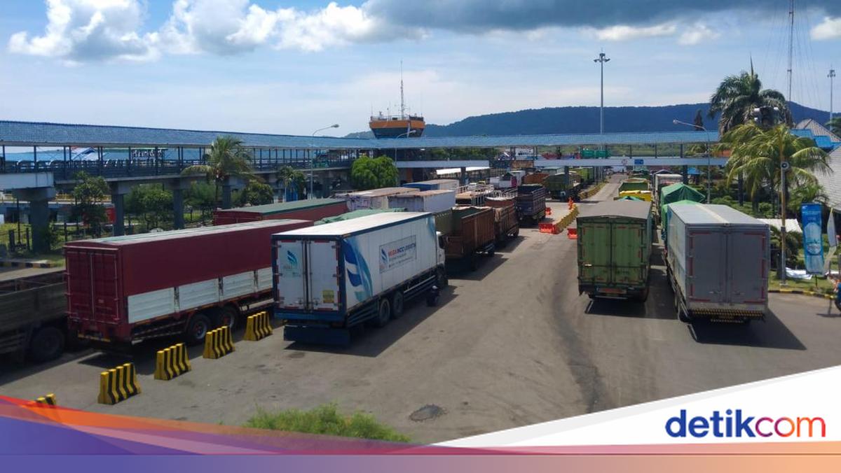 H+9 After Eid, Logistics Truck Queues Stretch at Gilimanuk Port